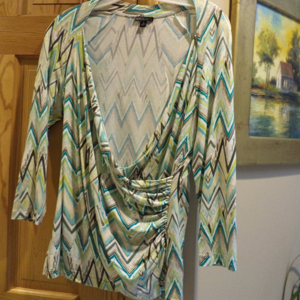 LAFAYETTE 148 FAUX WRAP BLOUSE ~ V-Neck~White with Shades of Green and Grey - L